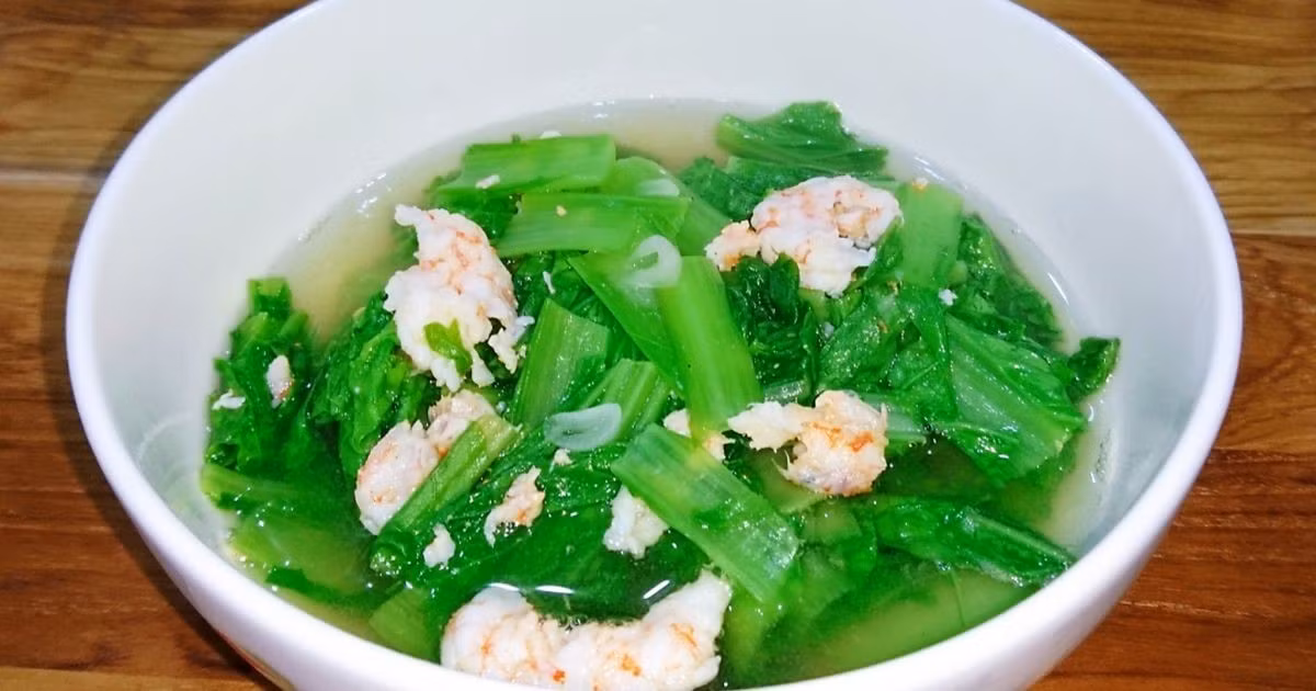 Loại vitamin này đóng vai trò quan trọng trong quá trình đông máu, giúp gắn kết canxi vào xương, từ đó tăng cường độ bền vững của hệ xương khớp và phòng ngừa loãng xương, đặc biệt ở người lớn tuổi. Bên cạnh đó, vitamin C trong cải giúp tăng sức đề kháng, hỗ trợ hấp thu sắt, chống oxy hóa và duy trì làn da khỏe mạnh. Ảnh minh hoạ