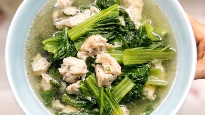 Không chỉ bổ dưỡng, cải bẹ xanh còn được đánh giá cao bởi khả năng hỗ trợ phòng ngừa ung thư. Rau chứa hợp chất tự nhiên glucosinolate – khi được nhai hoặc nấu chín, sẽ chuyển hóa thành isothiocyanate, chất có tác dụng kích hoạt enzym giải độc trong gan, giúp cơ thể loại bỏ các chất gây hại và bảo vệ tế bào khỏi tổn thương. Ảnh minh hoạ