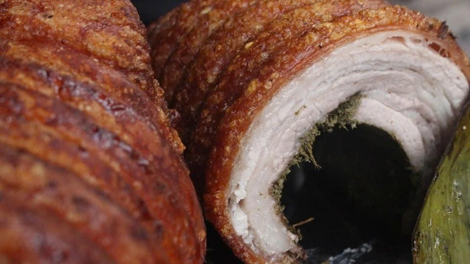 Thịt quay đòn Đường Lâm gây ấn tượng bởi phần bì giòn rộp như bánh đa, để nguội vẫn giòn, phần thịt bên trong mềm, ngọt, thơm mùi gia vị và thoang thoảng vị lá ổi. Khi chấm cùng nước tương đặc sản địa phương, hương vị càng trở nên đậm đà, ăn nhiều mà không thấy ngấy. Ảnh Internet