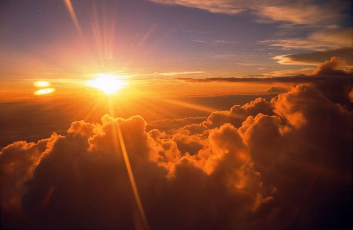 Miền Bắc Việt Nam luôn hấp dẫn du khách bởi núi non trùng điệp, ruộng bậc thang và đồi chè xanh mướt, nhưng khoảnh khắc bình minh mới thực sự để lại ấn tượng sâu sắc. Ảnh dulich