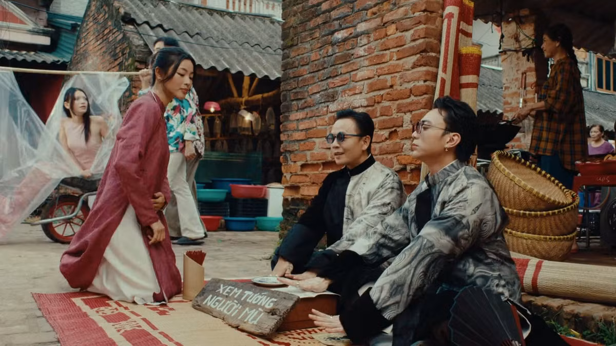 Chợ Nôm từng nổi tiếng với nghề đúc đồng, nay trở thành chợ dân sinh, nơi người dân bày bán đủ loại sản vật: từ bánh quê, rau củ, chiếu cói đến chổi đót. Chợ họp 12 phiên mỗi tháng, từ sáng sớm tinh mơ cho đến khi mặt trời đứng bóng, vẫn giữ nếp sinh hoạt truyền thống giản dị của vùng đồng bằng sông Hồng. Ảnh Baovanhoa