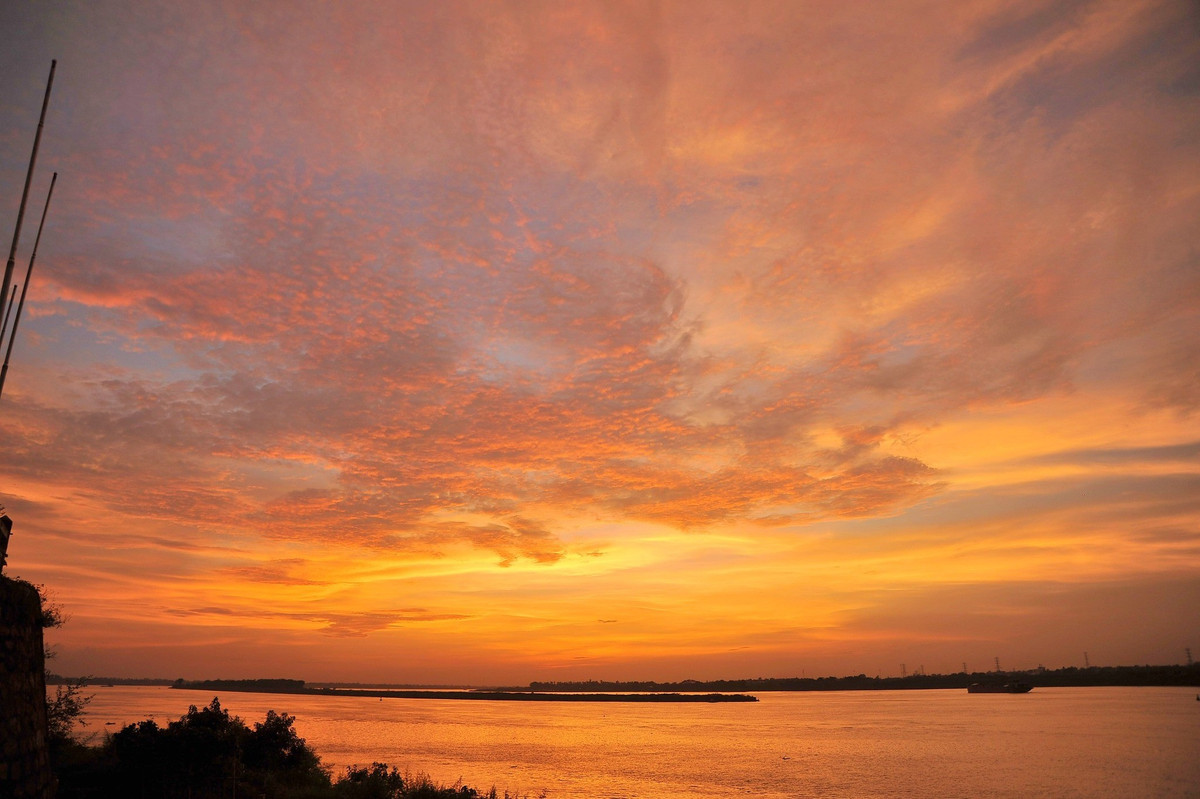 Cảnh sắc thơ mộng như tranh, ánh hoàng hôn nhuộm vàng mặt nước, tạo nên không gian yên bình và đầy chất thơ. Đặc biệt vào khoảng 17h30 - 18h30, ánh nắng cuối ngày trải dài trên mặt sông, kết hợp với những chi tiết cổ kính như cổng đình, cây cổ thụ, bến nước… tạo nên background hoàn hảo cho những bức ảnh “nghìn like”.