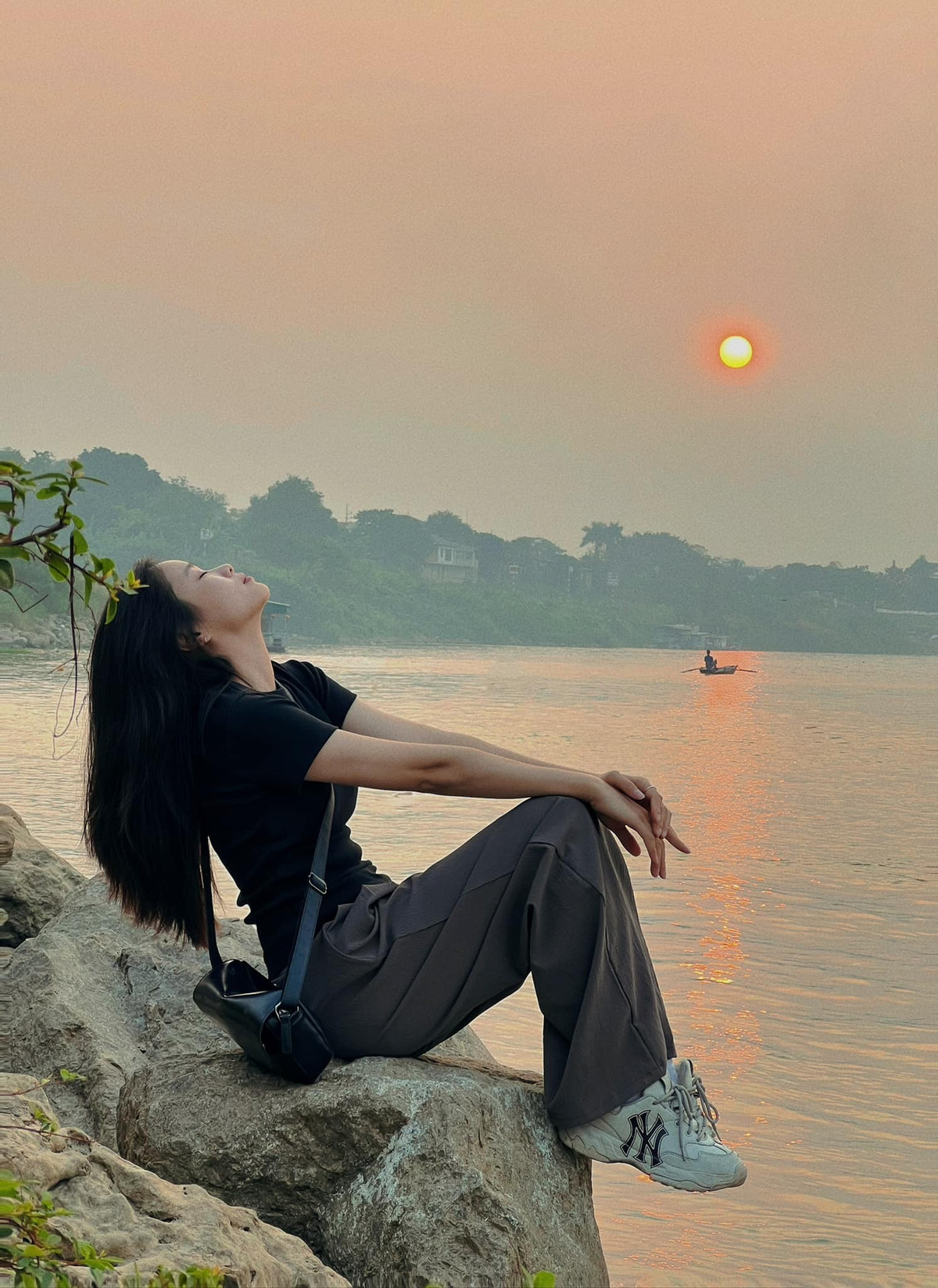 Giữa vô vàn địa điểm sống ảo tại Hà Nội, Đình Chèm nổi bật lên nhờ sự kết hợp độc đáo giữa yếu tố văn hóa – lịch sử và khung cảnh thiên nhiên lãng mạn. Cuối tuần này, nếu chưa biết đi đâu để “đổi gió”, bạn hoàn toàn có thể thử một buổi chiều thảnh thơi bên bờ sông, ngắm mặt trời lặn tại Đình Chèm – nơi tưởng chừng cũ kỹ nhưng lại đang rất “trendy”. Ảnh Mai Hiên