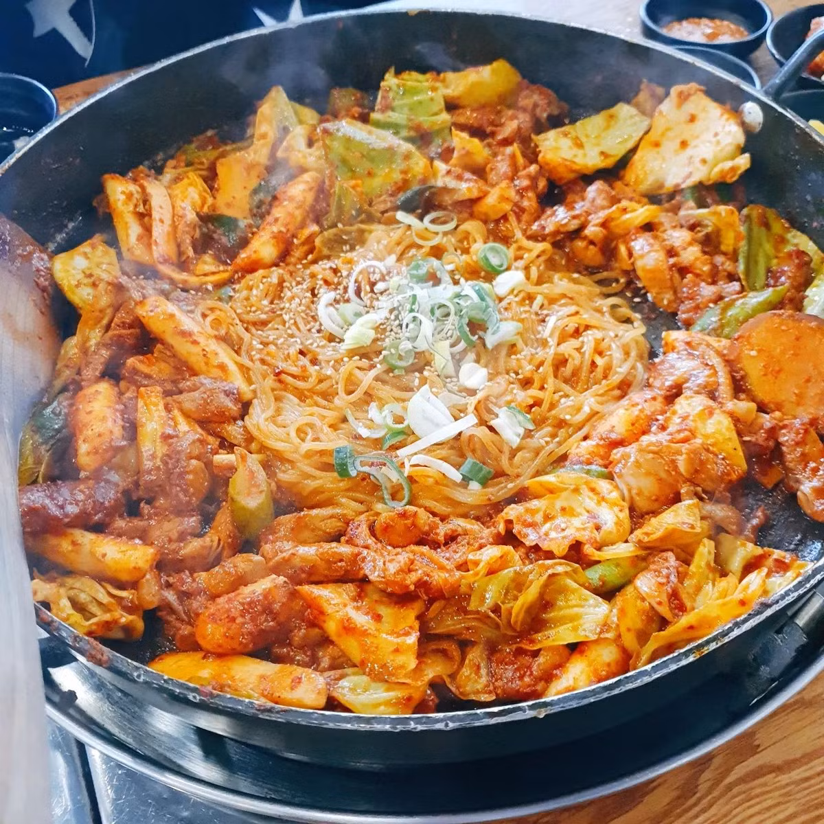 Sau một ngày vận động, ghé phố Myeongdong Dakgalbi và thưởng thức món gà xào cay đặc sản là lựa chọn tuyệt vời để nạp lại năng lượng. Ảnh 2dep