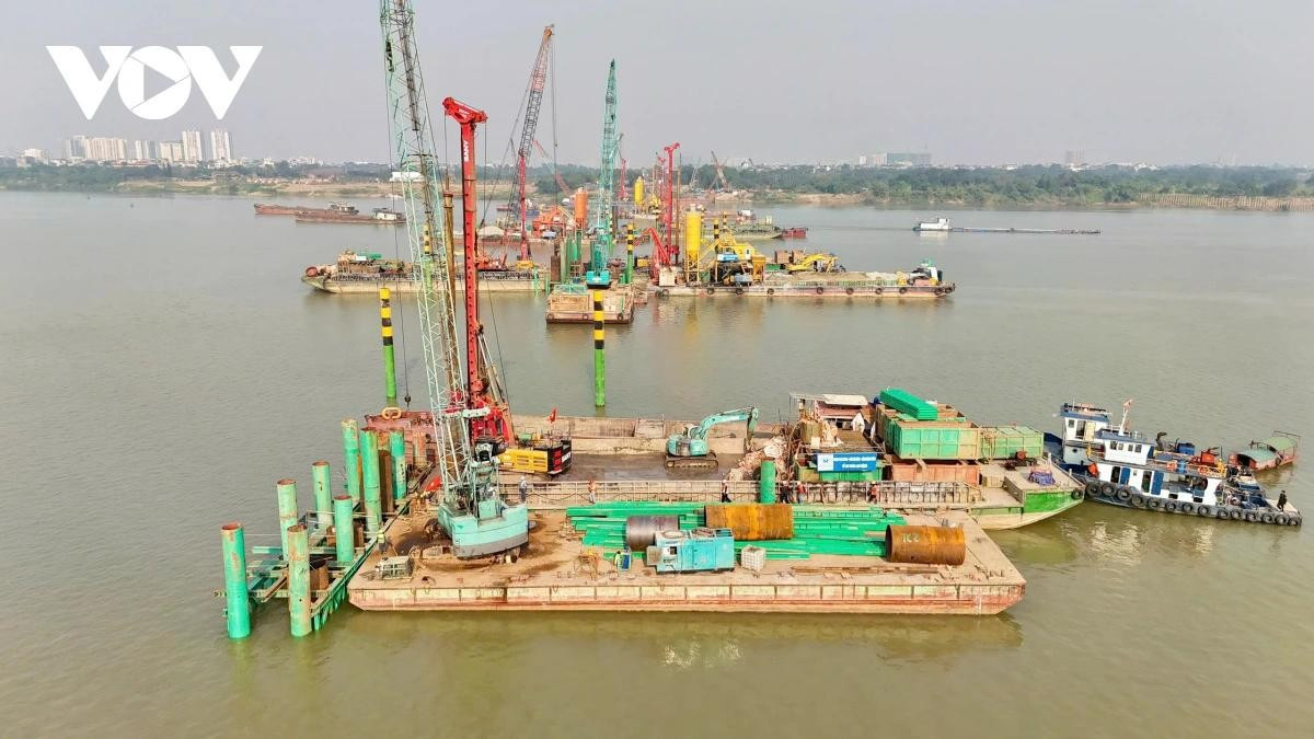 Theo ông Huy, nếu không vượt được mốc lũ tiểu mãn vào cuối tháng 5/2026, dự án có nguy cơ chậm từ 3-4 tháng do mực nước dâng cao, không thể thi công dưới sông.