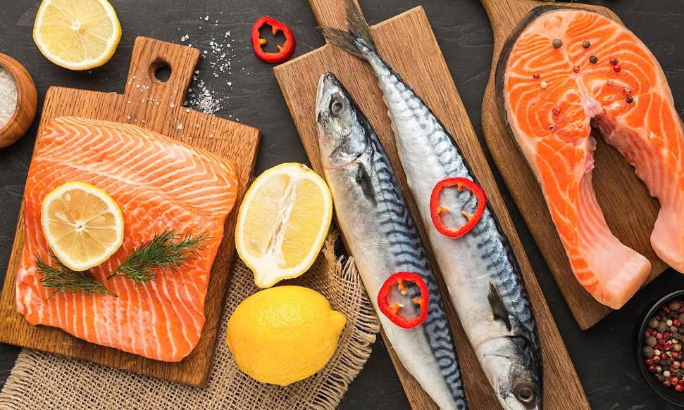 Cá hồi, cá mòi hay cá trích là nguồn Omega-3 tự nhiên giúp tăng độ nhạy insulin và giảm tình trạng viêm – hai yếu tố liên quan chặt chẽ đến tích tụ mỡ nội tạng. Ăn cá béo 2–3 lần mỗi tuần mang lại lợi ích lớn cho hệ tim mạch và kiểm soát cân nặng. Ảnh minh họa