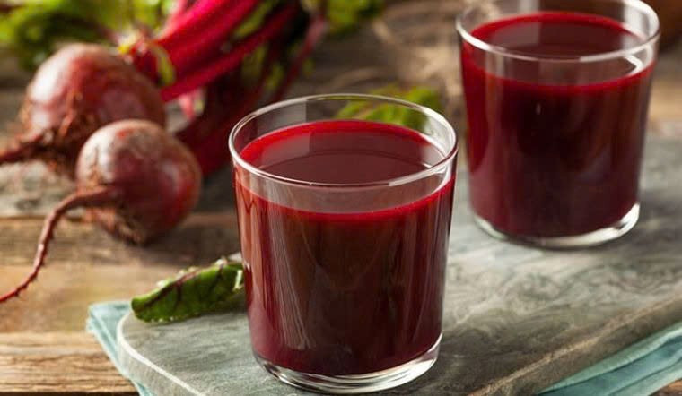 Uống nước ép củ dền vào buổi sáng có thể góp phần cải thiện tình trạng táo bón, giảm viêm ruột và hỗ trợ chức năng gan. Bên cạnh đó, loại củ này còn chứa chất xơ, polyphenol và betaine – những thành phần có lợi cho hệ tiêu hóa và sự cân bằng vi sinh đường ruột. Ảnh minh họa