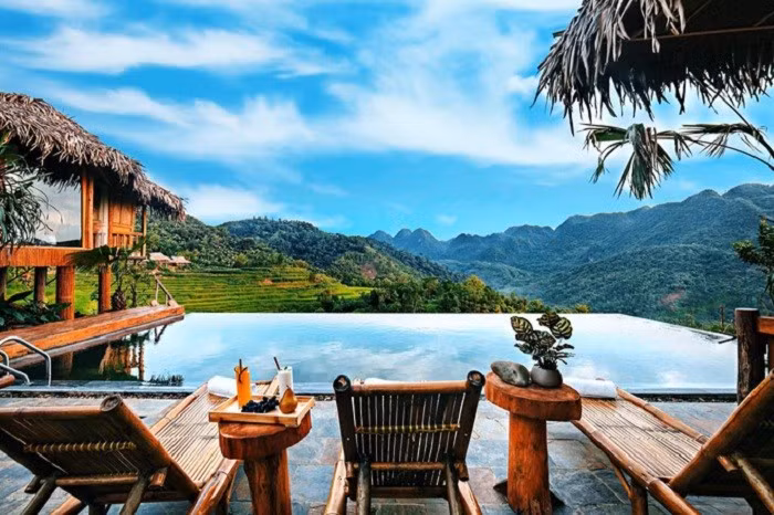 Ở ngoài khu trung tâm du lịch cũng là lựa chọn đáng cân nhắc. Những khu vực ven thành phố hoặc nằm trong các khu dân cư thường có giá cả hợp lý hơn, đồng thời tạo điều kiện cho du khách trải nghiệm đời sống địa phương chân thực hơn – từ việc đi chợ, ăn uống như người bản xứ đến trò chuyện với cư dân địa phương. Ảnh Internet