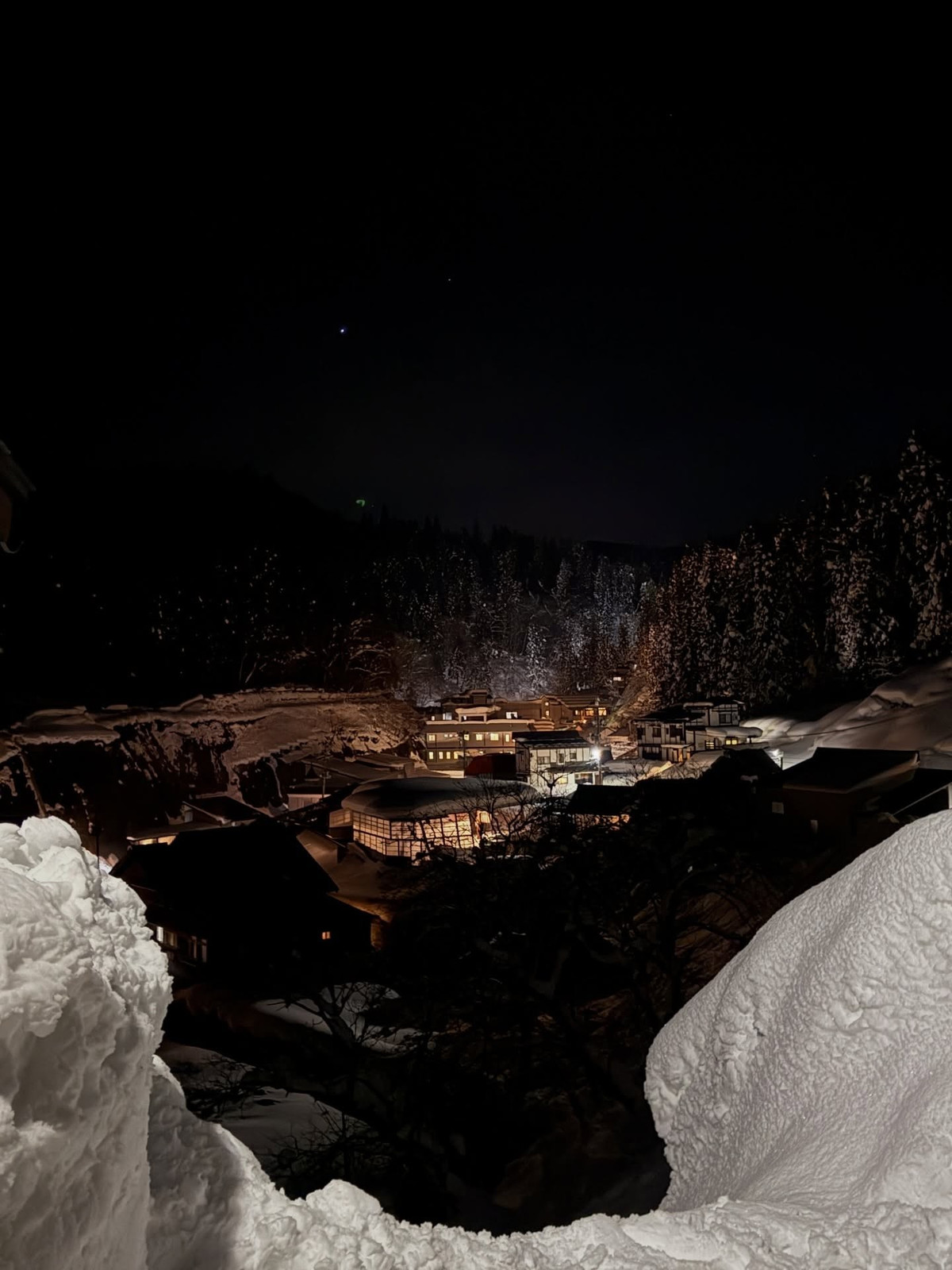 Từ Tokyo, du khách có thể di chuyển bằng tàu Shinkansen đến ga Oishida (khoảng 3 tiếng), sau đó tiếp tục đi xe buýt địa phương khoảng 40 phút để vào trung tâm thị trấn. Ban ngày, du khách có thể tham quan Ginzan Onsen miễn phí, tuy nhiên từ sau 17h, khu vực trung tâm sẽ hạn chế khách vào và yêu cầu mua vé nhằm đảm bảo không gian yên tĩnh cho người lưu trú. Do quy mô nhỏ và số lượng ryokan hạn chế, việc nghỉ qua đêm tại Ginzan Onsen cần được lên kế hoạch và đặt phòng từ sớm, đặc biệt trong mùa đông cao điểm.