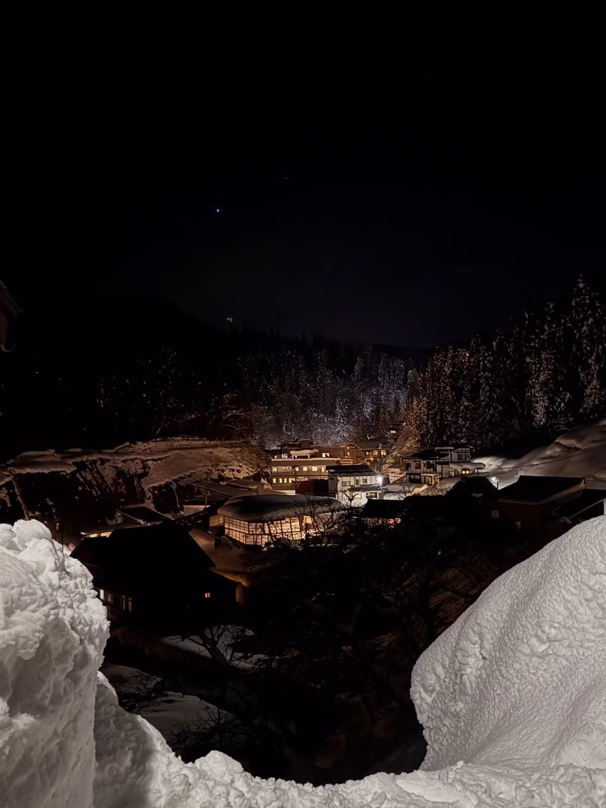 Từ Tokyo, du khách có thể di chuyển bằng tàu Shinkansen đến ga Oishida (khoảng 3 tiếng), sau đó tiếp tục đi xe buýt địa phương khoảng 40 phút để vào trung tâm thị trấn. Ban ngày, du khách có thể tham quan Ginzan Onsen miễn phí, tuy nhiên từ sau 17h, khu vực trung tâm sẽ hạn chế khách vào và yêu cầu mua vé nhằm đảm bảo không gian yên tĩnh cho người lưu trú. Do quy mô nhỏ và số lượng ryokan hạn chế, việc nghỉ qua đêm tại Ginzan Onsen cần được lên kế hoạch và đặt phòng từ sớm, đặc biệt trong mùa đông cao điểm.