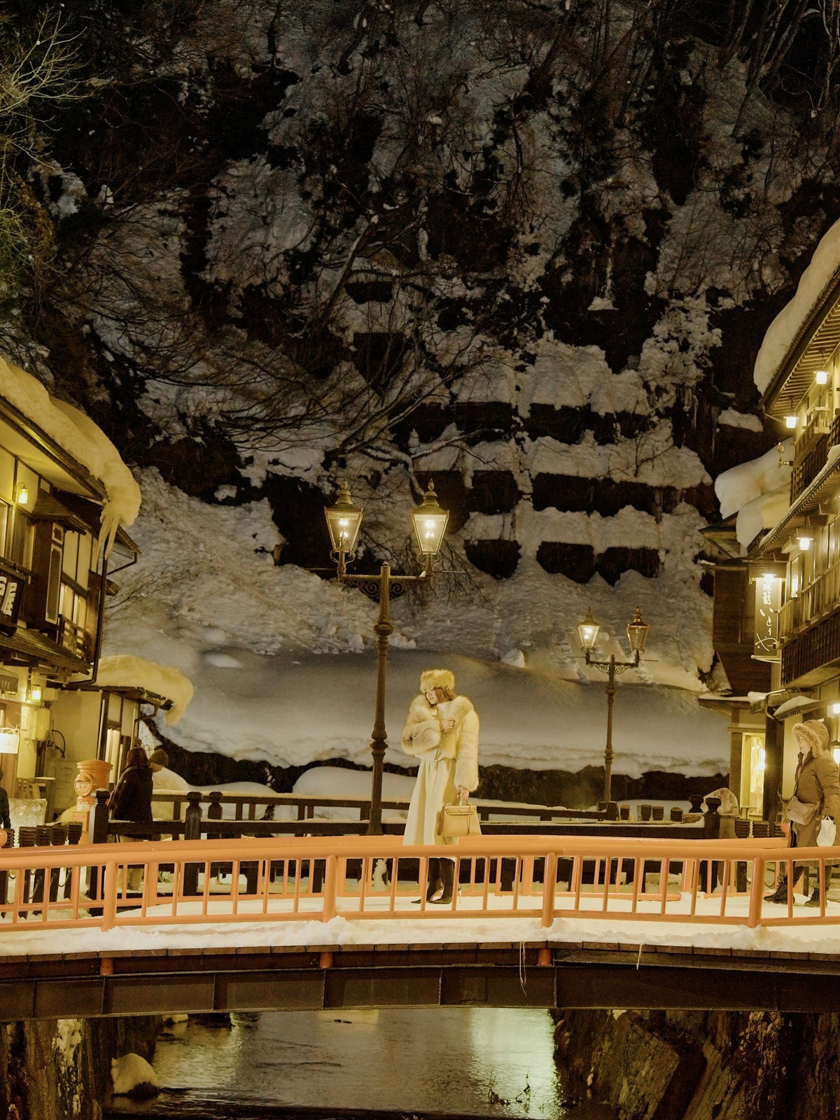 Nằm nép mình giữa núi rừng tỉnh Yamagata (Nhật Bản), Ginzan Onsen là một thị trấn suối nước nóng hơn 300 năm tuổi, nổi tiếng với vẻ đẹp cổ kính và không gian yên bình như bước ra từ những trang truyện cổ tích.