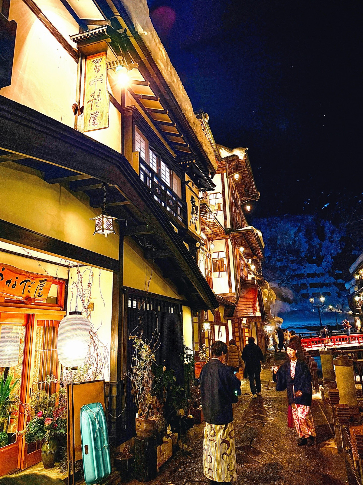 Ngoài ra, thị trấn cũng mang những nét quyến rũ riêng vào các mùa khác trong năm: mùa xuân với hoa anh đào nở rộ, hay mùa thu khi núi rừng xung quanh nhuộm sắc lá đỏ, mang đến không gian tĩnh lặng và thư thái hơn.