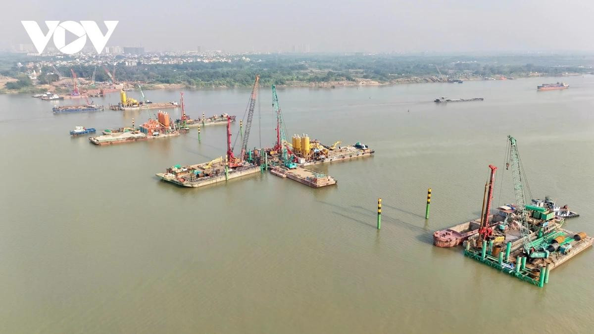 Tranh thủ thời tiết thuận lợi đầu năm, các nhà thầu thi công cầu Trần Hưng Đạo vượt sông Hồng đang huy động tối đa nhân lực, máy móc, tổ chức nhiều mũi thi công song song, quyết tâm bám “đường găng” tiến độ để đưa công trình về đích đúng cam kết.