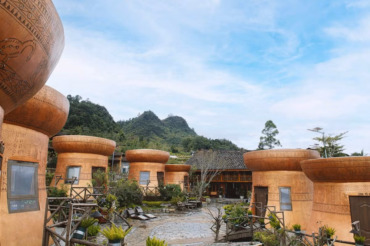 Sáng 30/11, tại làng Lô Lô Chải, xã Lũng Cú, tỉnh Tuyên Quang, Tổ chức kỷ lục Việt Nam chính thức công nhận homestay Dảnh House là khu nghỉ dưỡng đầu tiên tại Việt Nam xây dựng theo kiến trúc trống đồng đặc trưng của người Lô Lô.