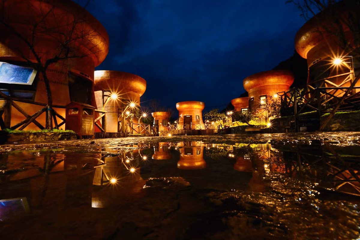 Nằm trong khuôn viên Công viên địa chất toàn cầu Cao nguyên đá Đồng Văn, homestay này đã nhanh chóng trở thành điểm đến mới lạ, thu hút sự chú ý của du khách trong nước và quốc tế, đặc biệt sau khi Lô Lô Chải được Tổ chức Du lịch Liên Hợp Quốc (UN Tourism) vinh danh là “Làng du lịch tốt nhất thế giới”.