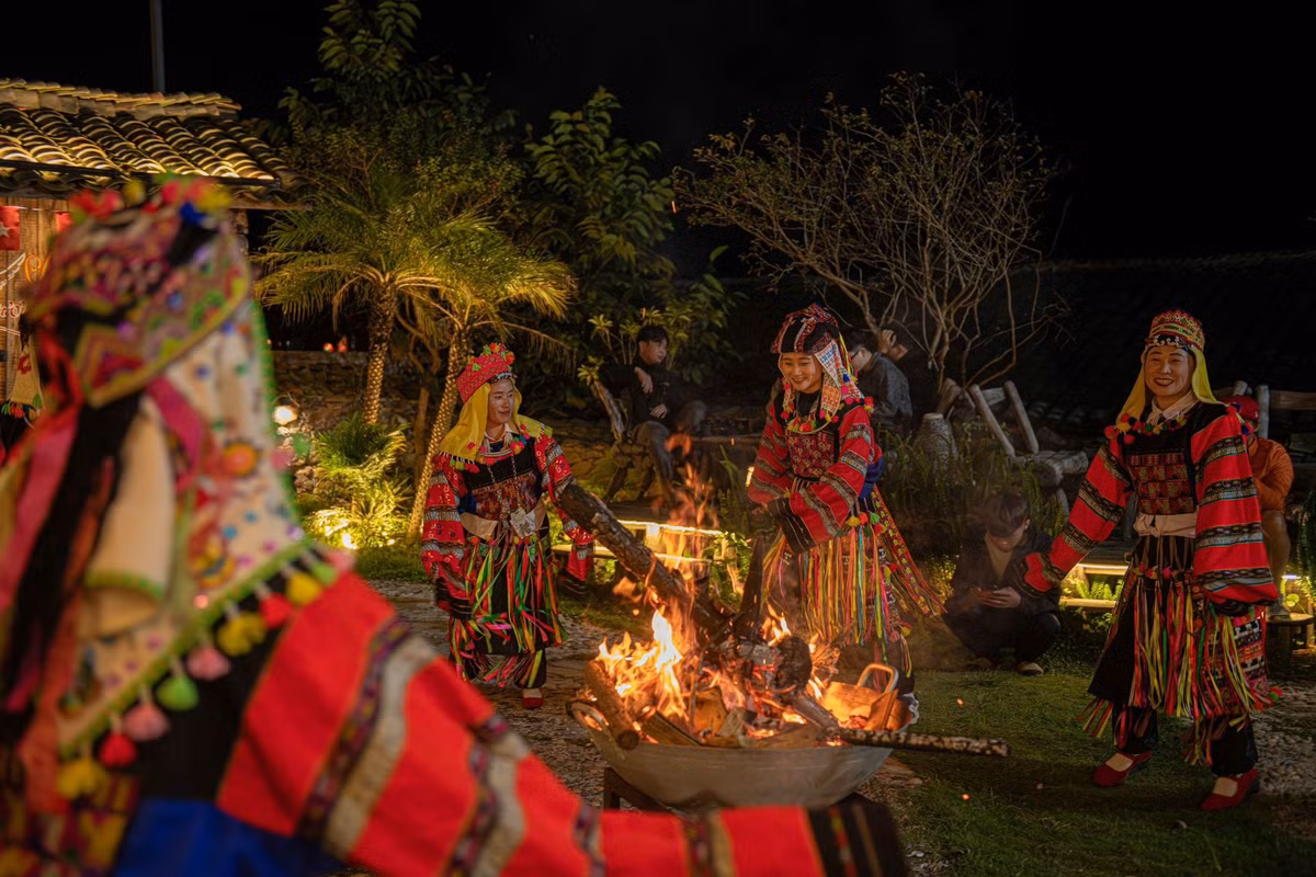 Bên trong các ngôi nhà trống, thiết kế thông minh giúp tối ưu diện tích, đồng thời trang bị đầy đủ tiện nghi như vệ sinh khép kín, kệ tủ, vật dụng cá nhân…, chất lượng dịch vụ được đánh giá tương đương khách sạn 3 sao.