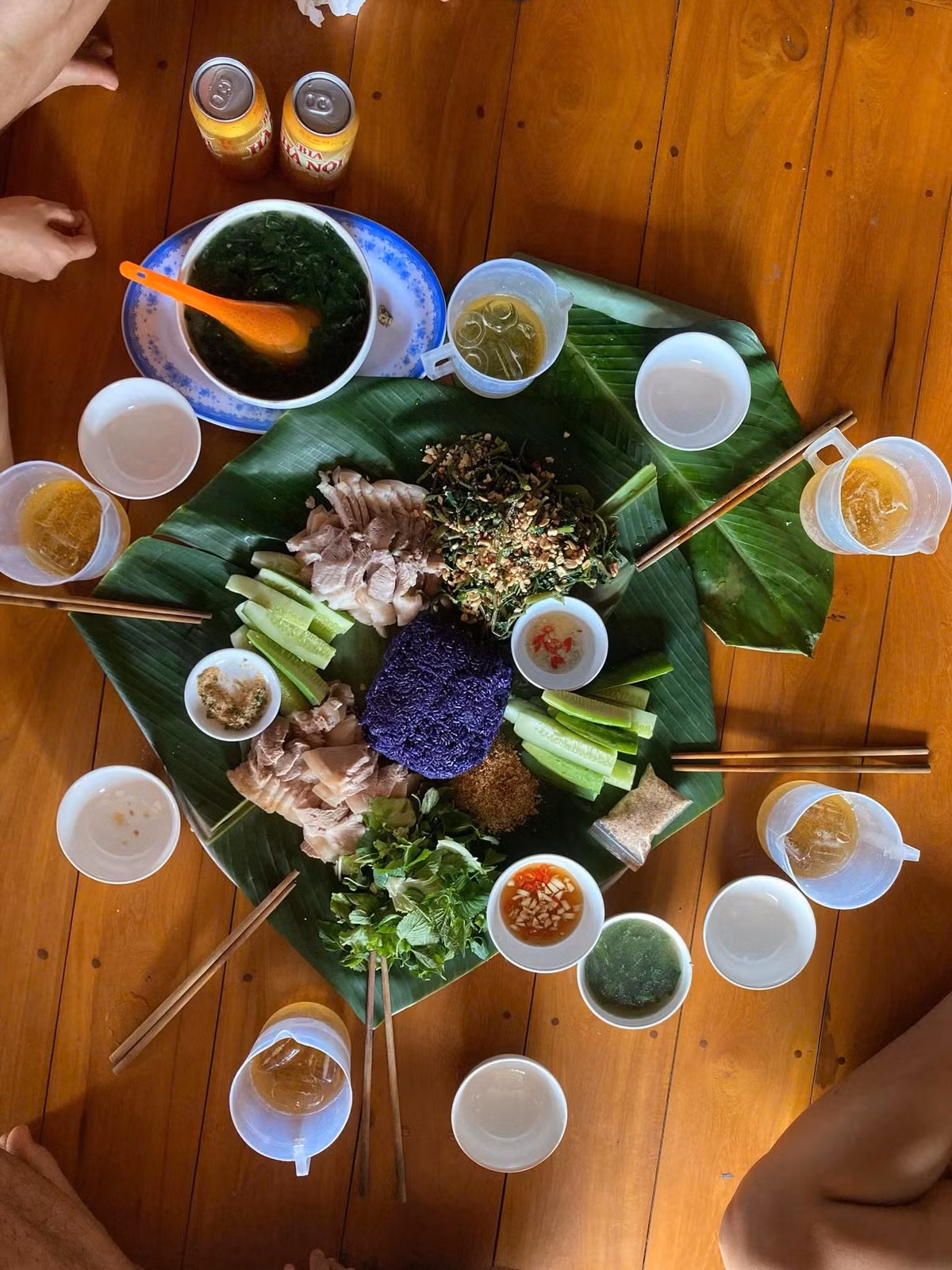 Một lịch trình 2 ngày dành cho du khách bận rộn có thể bắt đầu từ Hà Nội, đến Quỳnh Sơn để hiking quanh bản, tham quan bảo tàng Bắc Sơn, leo núi Nà Lay sáng sớm và trở về. Nếu có thêm một ngày, du khách có thể kết hợp khám phá Hữu Lũng, tận hưởng các hoạt động cắm trại và trải nghiệm thiên nhiên trọn vẹn hơn. Quỳnh Sơn không phù hợp với những người chỉ tìm địa điểm check-in nhanh, mà dành cho ai muốn tận hưởng nhịp sống chậm, cảm nhận sự hòa quyện giữa con người, văn hóa và thiên nhiên. Ảnh Le Thanh Hien