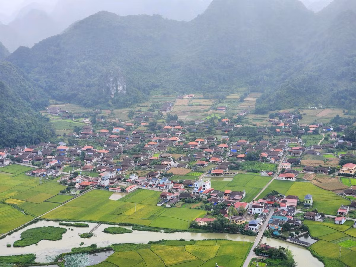 Nép mình dưới chân núi Nà Lay, làng Quỳnh Sơn, Lạng Sơn níu chân du khách bằng cảnh đồng quê bình yên, mái ngói âm dương và đời sống văn hóa Tày đặc sắc. Ảnh Le Thanh Hien