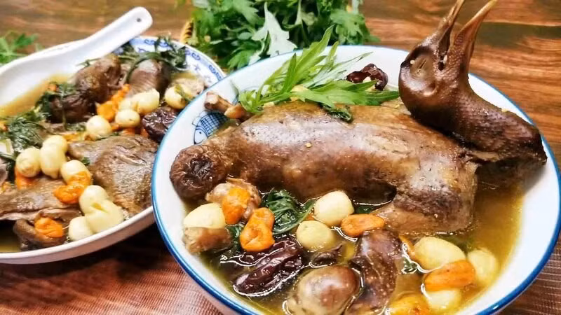 Theo y học cổ truyền, thịt chim bồ câu còn có tác dụng dưỡng nhan và tăng cường sinh lực. Một số nghiên cứu cho thấy, hàm lượng chondroitin trong thịt bồ câu tương đối cao, hỗ trợ xương khớp, cải thiện độ đàn hồi của da và giúp cơ thể duy trì trạng thái khỏe mạnh, dẻo dai. Đông y cho rằng sử dụng thịt bồ câu đúng cách có thể giúp cải thiện thần sắc, mang lại làn da hồng hào và tinh thần sung mãn. Ảnh minh họa