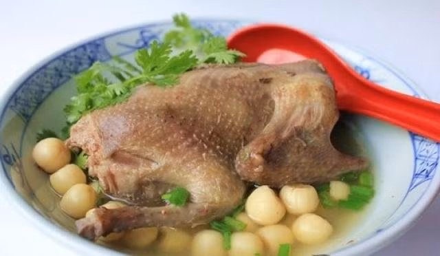 Không chỉ tốt cho thể chất, thịt chim bồ câu còn được biết đến với tác dụng hỗ trợ hoạt động của não bộ. Trong thành phần dinh dưỡng của loại thịt này có phospholipid – hợp chất quan trọng đối với tế bào thần kinh. Phospholipid giúp thúc đẩy quá trình trao đổi chất của mô não, tăng khả năng ghi nhớ, cải thiện tư duy và làm chậm sự suy giảm của hệ thần kinh theo tuổi tác. Ảnh minh họa