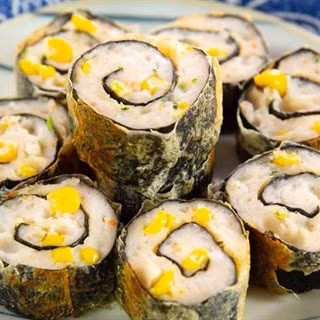 Chả tôm cuộn rong biển là món lạ miệng khác, trộn tôm xay với hạt bắp, hành tím, muối, tiêu và bột năng, trải nhân lên rong biển, cuộn chặt và hấp 10 phút hoặc chiên vàng. Ảnh minh họa