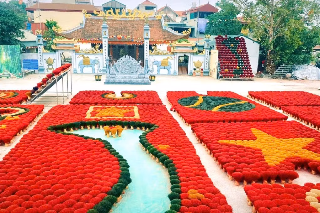 Mỗi khi hương được phơi dưới nắng, khắp làng lại rực rỡ sắc đỏ như được “nhuộm màu Tết”. Ảnh Trần Văn Chung