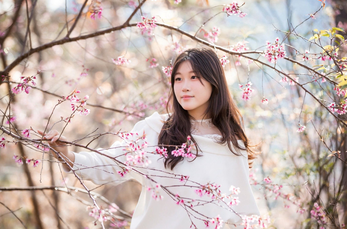 Họ tìm đến không chỉ để ghi lại những khoảnh khắc hoa nở, mà còn để cảm nhận không khí xuân nguyên sơ, chậm rãi – điều ngày càng hiếm giữa nhịp sống hiện đại. Ảnh Quý Saigon