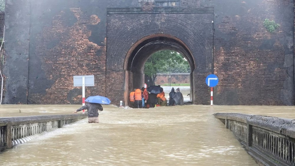 Nhiều địa điểm di tích chìm trong mưa lũ. Ảnh Thị trường tài chính hue-ngap-1.jpg