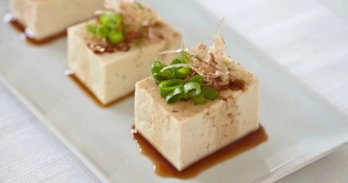 Một cách chế biến đơn giản là đậu phụ trộn lạnh: Chần sơ đậu phụ non, để ráo rồi chan nước tương, dầu mè, thêm hành và tôm khô. Món ăn vừa thanh mát, vừa no lâu, phù hợp cho bữa tối không muốn nạp nhiều tinh bột. Ảnh minh hoạ