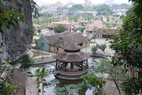 Nằm trong vùng đệm của Quần thể di sản thế giới Tràng An và là một phần của khu du lịch Tam Cốc – Bích Động, Cố Viên Lầu (phường Nam Hoa Lư Ninh Bình) trải rộng trên diện tích khoảng 20.000 m², là điểm đến lý tưởng cho những ai muốn tìm về vẻ đẹp làng quê Việt cổ. Ảnh Tour du lịch