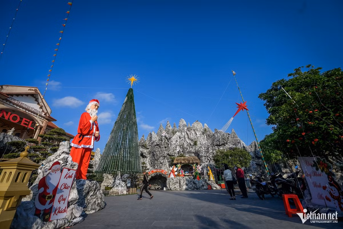 Vào mùa Giáng sinh, toàn bộ khuôn viên nhà thờ được trang hoàng rực rỡ, thu hút không chỉ giáo dân mà cả du khách từ nhiều địa phương tìm đến tham quan, chiêm ngưỡng và ghi lại khoảnh khắc cuối năm. Ảnh Báo Vietnamnet