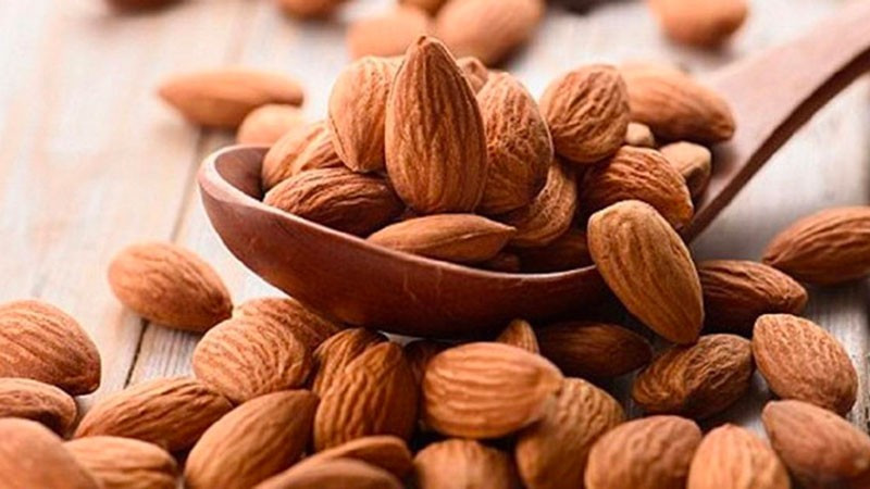 Ngoài ra, hạnh nhân còn cung cấp một lượng đáng kể kẽm – vi chất cần thiết cho sức khỏe sinh sản nam giới. Việc ăn hạnh nhân thường xuyên không chỉ giúp cải thiện nội tiết tố mà còn hỗ trợ sức khỏe tim mạch, giảm stress oxy hóa, từ đó gián tiếp cải thiện đời sống tình dục. Ảnh minh họa