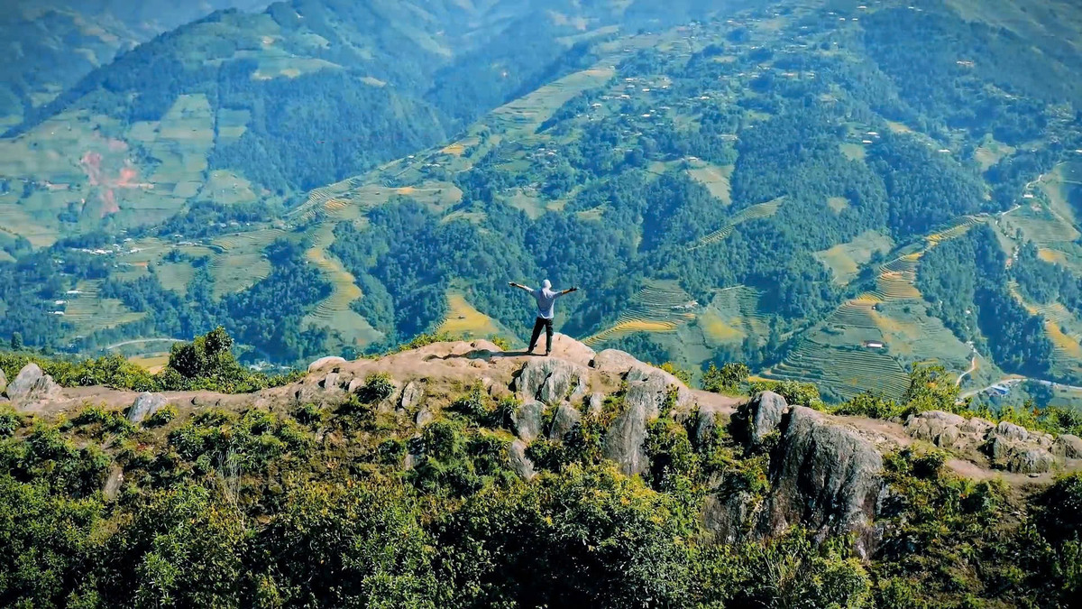 Để có trải nghiệm trọn vẹn, du khách nên đến đây vào buổi sáng sớm hoặc chiều muộn, khi ánh nắng nhẹ nhàng ôm trọn cánh đồng lúa. Trang phục gọn nhẹ, giày thể thao và mang theo nước uống sẽ giúp hành trình trekking an toàn và thoải mái hơn. Đặc biệt, du khách cần chú ý giữ gìn vệ sinh, không xả rác và tôn trọng đời sống của bà con bản địa. Ảnh Nguyễn Trọng Cung