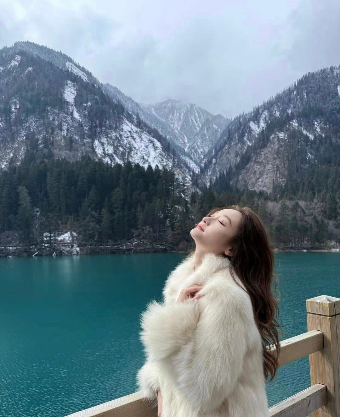 VietSun Travel triển khai tour 6 ngày 5 đêm mang tên “Cửu Trại Câu trượt tuyết mùa đông”, giá khoảng 17,79 triệu đồng/người, nổi bật với trải nghiệm trượt tuyết tại Gia Cô Sơn, lưu trú khách sạn 4–5 sao và dịch vụ chuyên biệt cho đoàn lớn. Ảnh Trang Lê