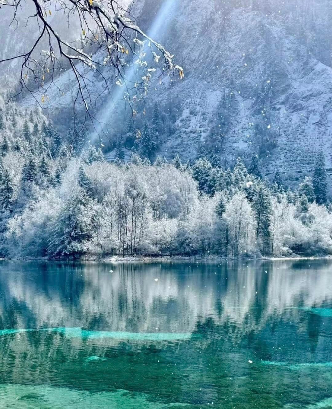 Mỗi hành trình mang một màu sắc riêng, đáp ứng nhiều “gu” du lịch khác nhau – từ trải nghiệm thể thao mùa đông, săn ảnh tuyết trắng cho đến nghỉ dưỡng giữa thiên nhiên hùng vĩ của cao nguyên Tứ Xuyên.