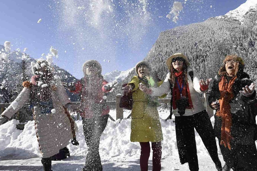 Ngoài phong cảnh tuyết phủ kỳ ảo, ẩm thực Tứ Xuyên mùa đông cũng là điểm nhấn khó quên. Lẩu cay, đậu phụ Mapo, mì Dan Dan hay bò Yak nướng than là những món ăn giúp xua tan giá lạnh. Giữa tiết trời -2°C, được nhâm nhi trà hoa cúc mật ong hoặc rượu gạo ấm, lắng nghe tiếng gió luồn qua rừng tùng, ai cũng thấy lòng mình lặng lại, bình yên đến lạ. Ảnh