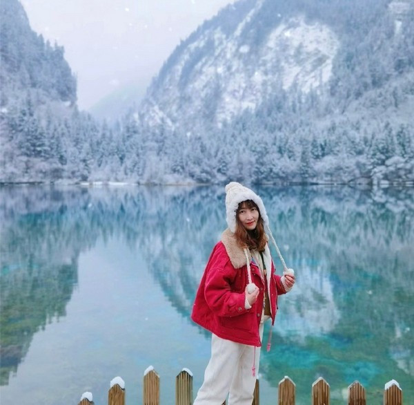 Viettourist hiện có hành trình 5 ngày 4 đêm: Thành Đô – Cửu Trại Câu – Làng Văn hóa Tây Tạng, với giá khoảng 12,888 triệu đồng/người. Tour được đánh giá có giá cạnh tranh, phù hợp nhóm trẻ hoặc du khách có ít thời gian nhưng vẫn muốn trải nghiệm cảnh sắc và văn hóa vùng Tứ Xuyên.