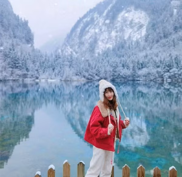 Viettourist hiện có hành trình 5 ngày 4 đêm: Thành Đô – Cửu Trại Câu – Làng Văn hóa Tây Tạng, với giá khoảng 12,888 triệu đồng/người. Tour được đánh giá có giá cạnh tranh, phù hợp nhóm trẻ hoặc du khách có ít thời gian nhưng vẫn muốn trải nghiệm cảnh sắc và văn hóa vùng Tứ Xuyên.