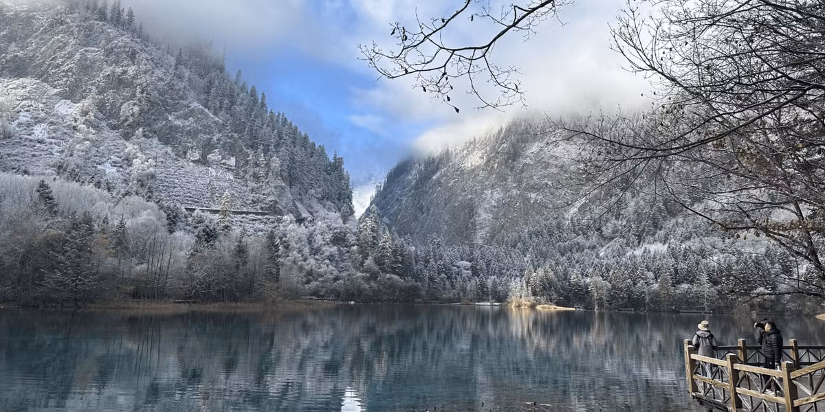 Theo ghi nhận của PV, hiện các công ty lữ hành lớn như Viettourist, VietSun Travel, HanVina Travel và TransViet đều đang khai thác tour Cửu Trại Câu mùa đông 2025 – 2026, khởi hành từ tháng 12 đến tháng 2 – thời điểm tuyết rơi dày, hồ nước vẫn giữ sắc xanh ngọc bích đặc trưng. Mức giá dao động từ 12,8 đến 18 triệu đồng/người, tùy lịch trình và hạng dịch vụ. Ảnh Trang Lê