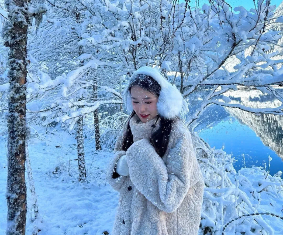 Các công ty lữ hành khuyến cáo nên đặt tour trước 4–6 tuần, nhất là dịp cuối năm, khi lượng khách nội địa Trung Quốc tăng cao khiến phòng khách sạn nhanh chóng kín chỗ.