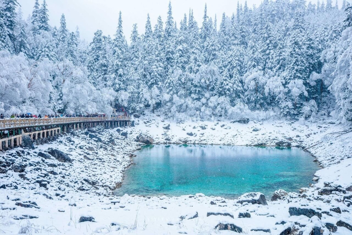 Tọa lạc ở tỉnh Tứ Xuyên, Cửu Trại Câu là Di sản thiên nhiên thế giới được UNESCO công nhận từ năm 1992. Với hơn 100 hồ lớn nhỏ, thảm rừng nguyên sinh và hệ sinh thái đa dạng, nơi đây được ví như “chốn thiên đường hạ giới”. Ảnh Vietravel