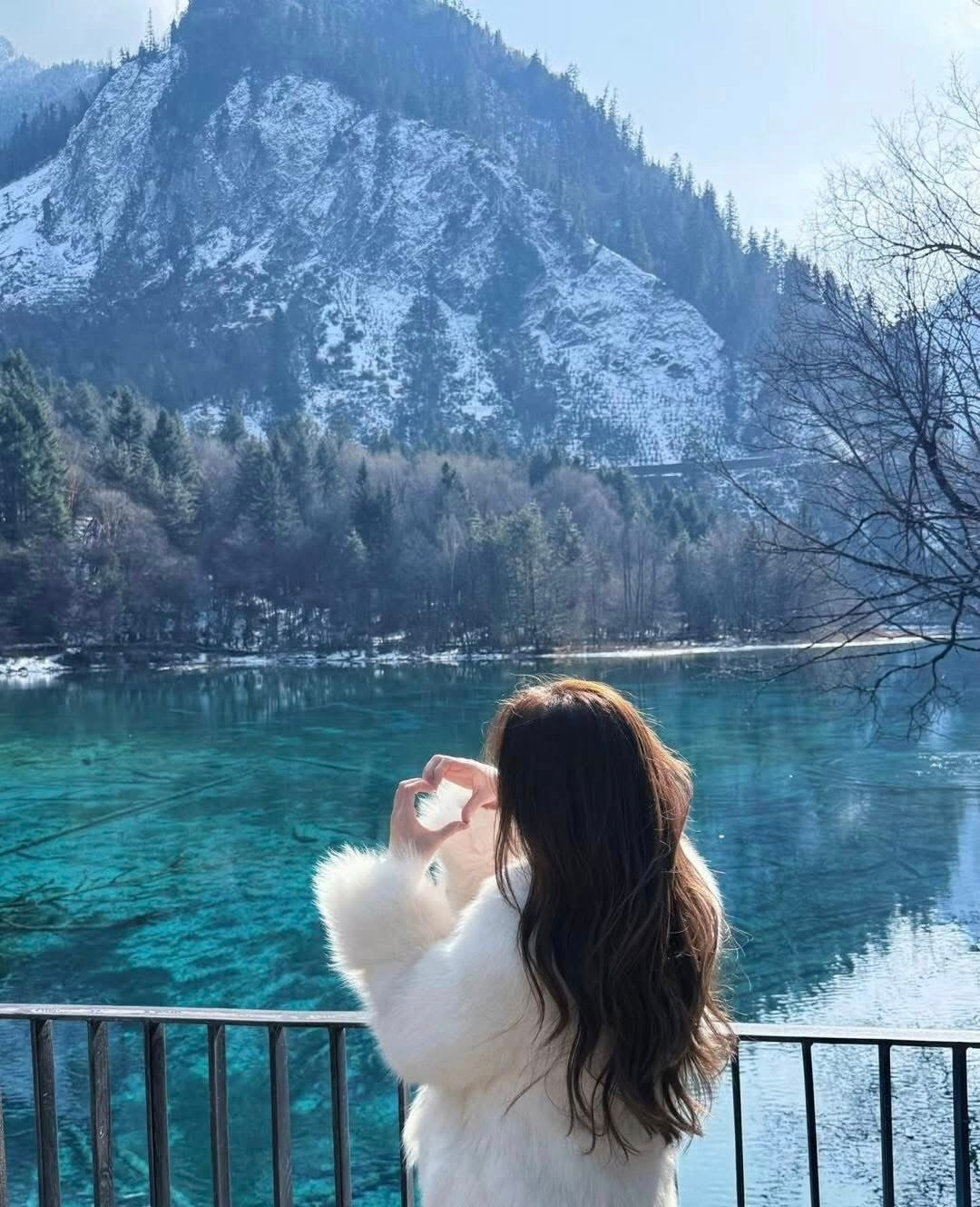 HanVina Travel cũng có hành trình 6 ngày 5 đêm kết hợp Cửu Trại Câu – Gia Cô Sơn, hướng đến du khách yêu thích thể thao mùa đông. Tour được thiết kế với các hoạt động vận động nhẹ, chụp ảnh giữa băng tuyết và tìm hiểu văn hóa bản địa người Tạng. Ảnh Trang Lê