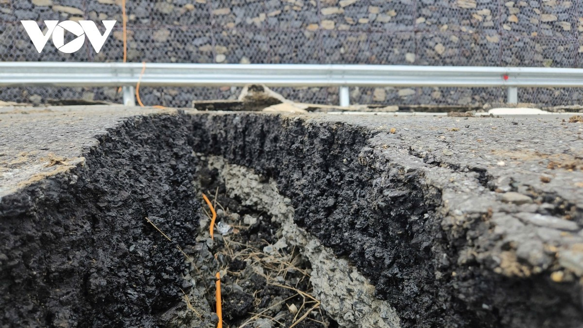 Mặt đường cao tốc xuất hiện nhiều vết nứt lớn cắt ngang toàn bộ bề rộng tuyến