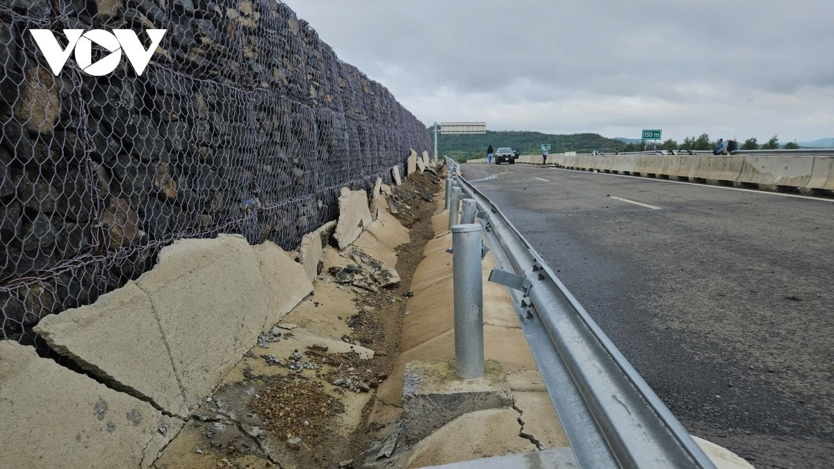 Hệ thống hộ lan tôn sóng và trụ đỡ an toàn giao thông tại khu vực này cũng bị xô lệch, cong vênh