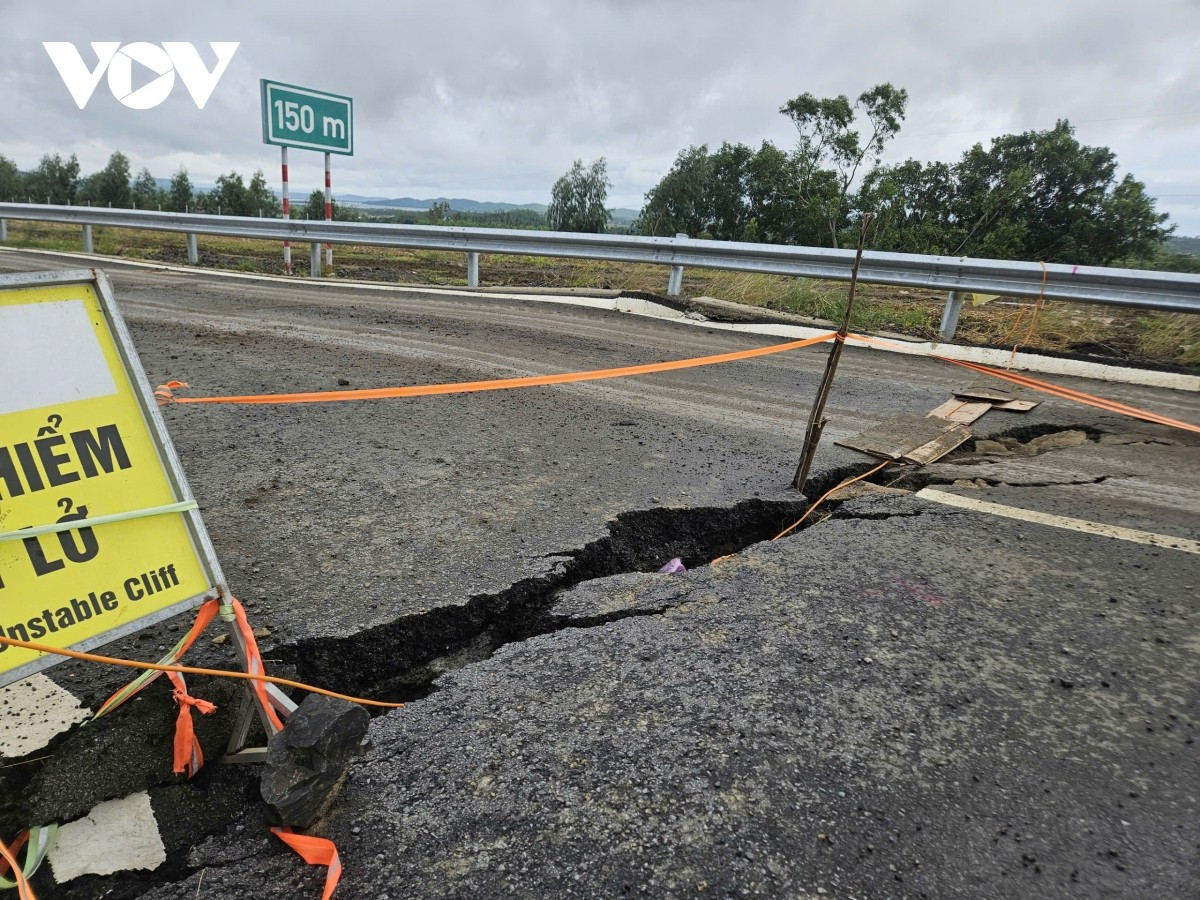 Nhiều vị trí bị xé toạc, sụt lún sâu, hình thành các khe nứt rõ rệt