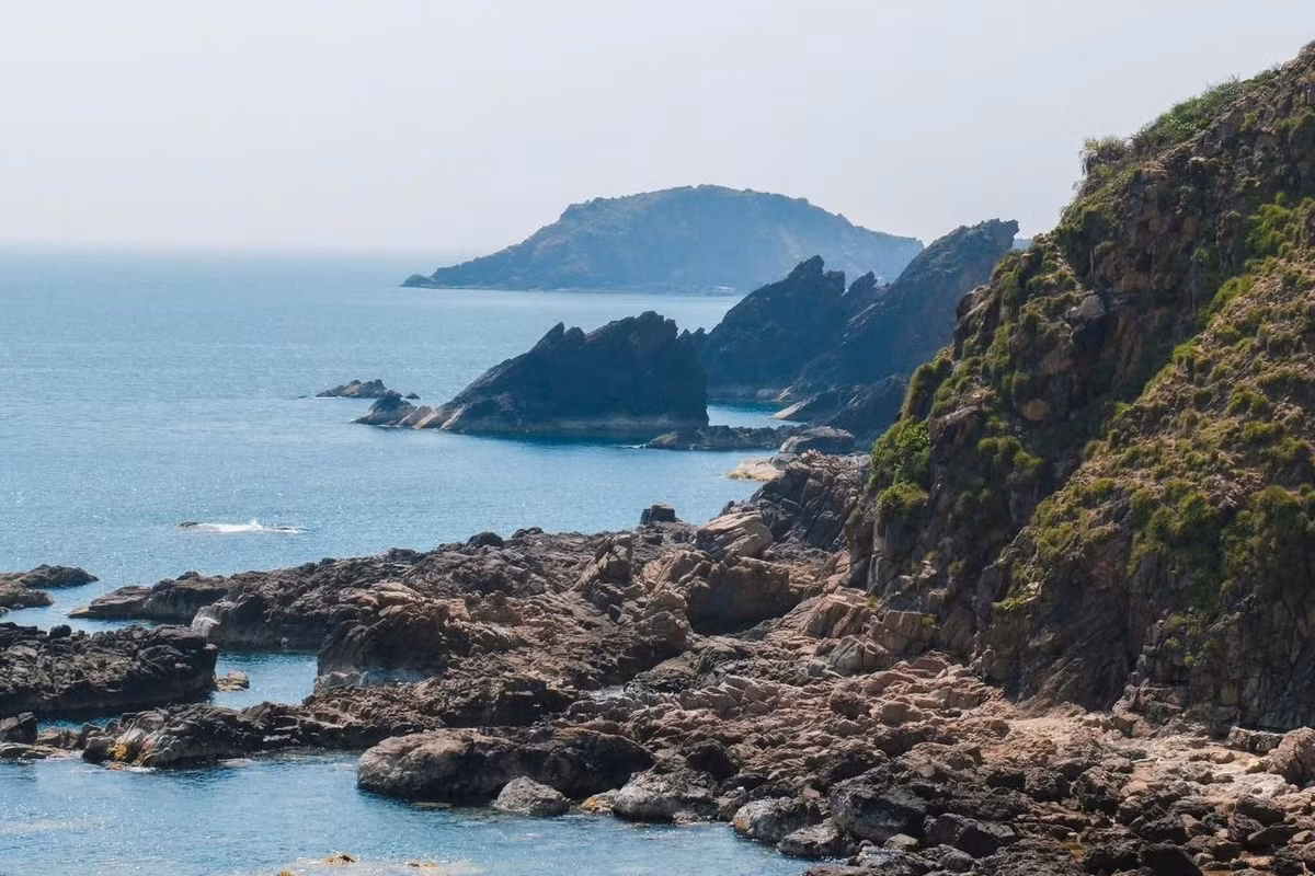 Không chỉ hấp dẫn bởi cảnh quan, Quy Nhơn còn là vùng đất mang đậm dấu ấn văn hóa Chăm Pa. Những di tích như Tháp Bánh Ít, Tháp Đôi hay Tháp Dương Long là minh chứng cho thời kỳ vàng son của nghệ thuật kiến trúc cổ miền Trung. Ảnh fong.rongchoirongchoi