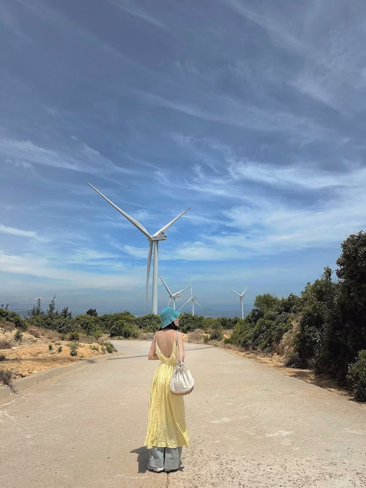 Thời điểm lý tưởng để khám phá Quy Nhơn là từ tháng 2 đến tháng 8, khi trời nắng đẹp, biển lặng. Du khách có thể kết hợp nghỉ dưỡng tại các resort ven biển với hoạt động trải nghiệm văn hóa làng chài, tham quan tháp Chăm hoặc thưởng thức ẩm thực địa phương về đêm. Ảnh Thu Thảo