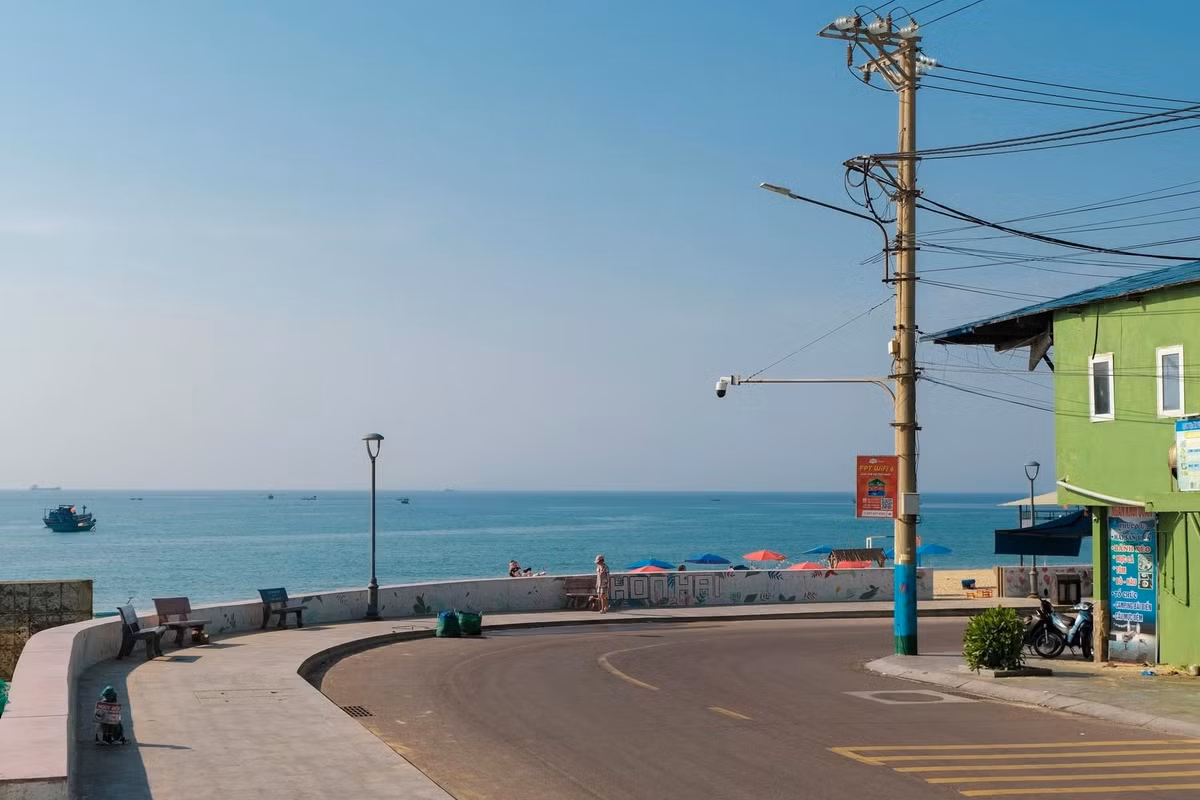 Các điểm đến như Eo Gió, Kỳ Co, Hòn Khô hay Ghềnh Ráng Tiên Sa được du khách ví như “thiên đường biển trong mơ”, nơi có thể ngắm bình minh rực rỡ hoặc lặn ngắm san hô giữa làn nước xanh ngắt. Ảnh fong.rongchoirongchoi