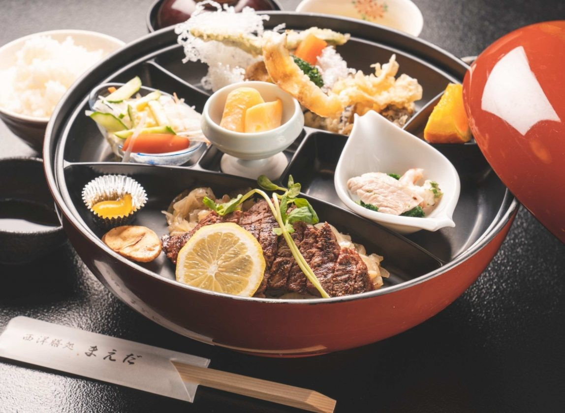 Không chỉ níu chân du khách bằng cảnh sắc và lễ hội, Hida Furukawa còn là điểm đến hấp dẫn với những ai yêu ẩm thực Nhật Bản. Nơi đây được xem là cái nôi của bò Hida – một trong những thương hiệu thịt bò trứ danh, nổi tiếng với độ mềm và vị ngọt tự nhiên. Các món ăn chế biến từ bò Hida như thịt nướng, korokke nhân bò luôn có mặt trong thực đơn của các quán ăn địa phương Ảnh JNTO