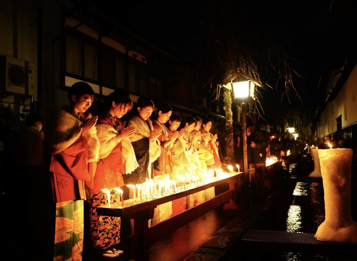 Khi hoàng hôn buông xuống, dòng sông Seto bừng sáng với Senbon Rosoku – hàng nghìn ngọn nến trắng và đỏ được làm thủ công tại Hida Furukawa. Ánh nến lung linh phản chiếu trên nền tuyết trắng và mặt nước tĩnh lặng, tạo nên khung cảnh huyền ảo đặc trưng của thị trấn vào mùa đông. Ảnh JNTO